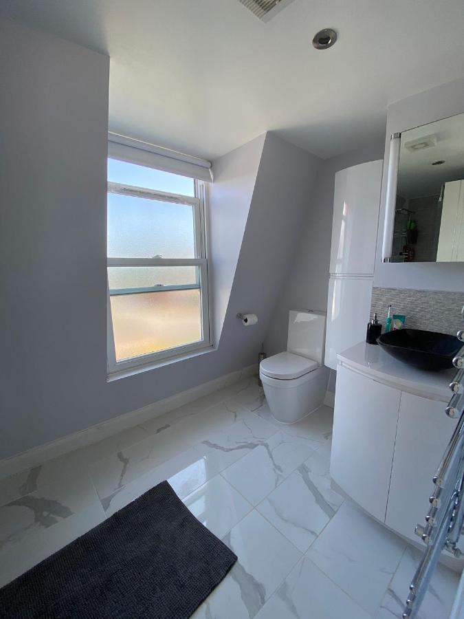 3 Bed In Colliers Wood Appartamento *